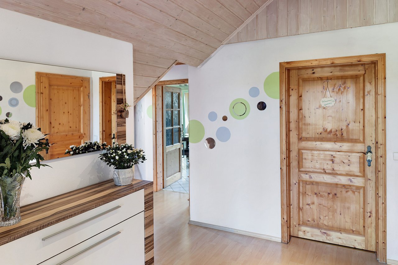 Flur mit Holztür, Fewo Tanja’s Blumenparadies in Hollfeld, Bayern