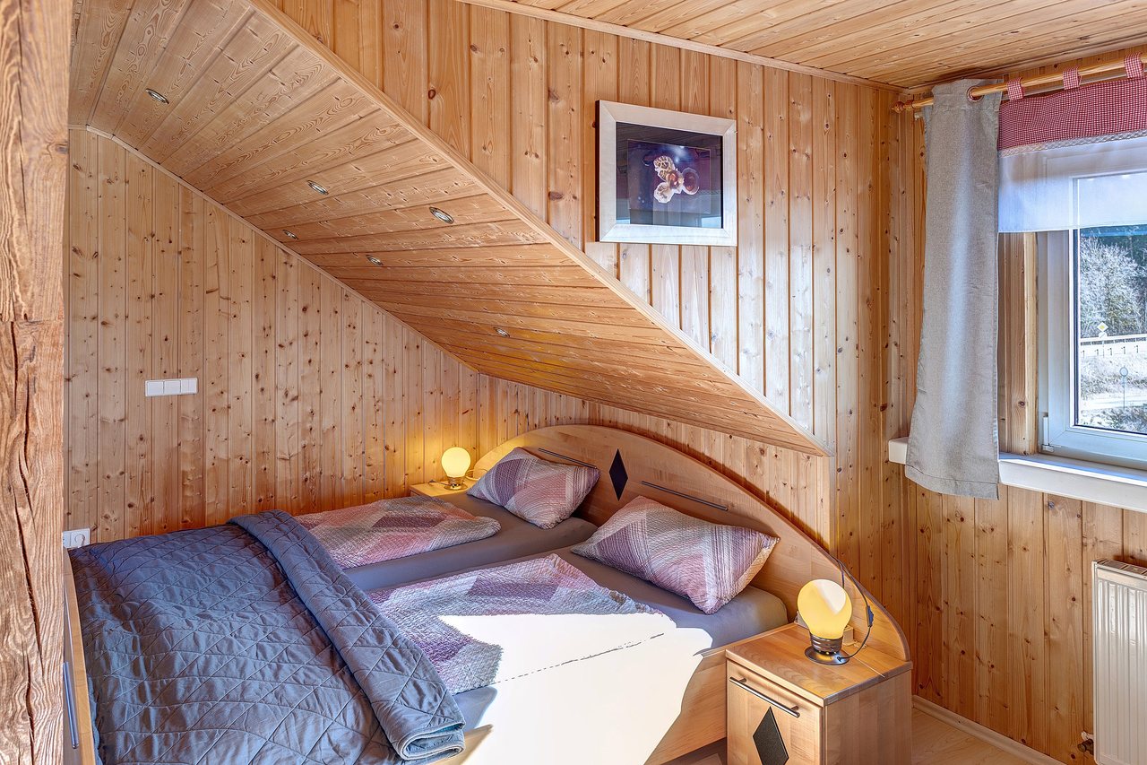 Schlafzimmer mit Doppelbett unter der Dachschräge, Fewo Tanja’s Blumenparadies in Hollfeld, Bayern