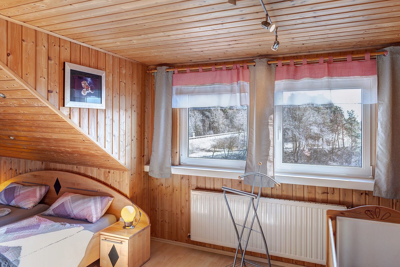 Schlafzimmer mit Doppelbett unter der Dachschräge, Fewo Tanja’s Blumenparadies in Hollfeld, Bayern