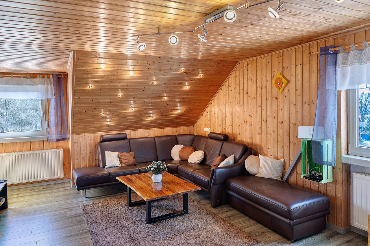 Wohnzimmer mit Ecksofa, Fewo Tanja’s Blumenparadies in Hollfeld, Bayern