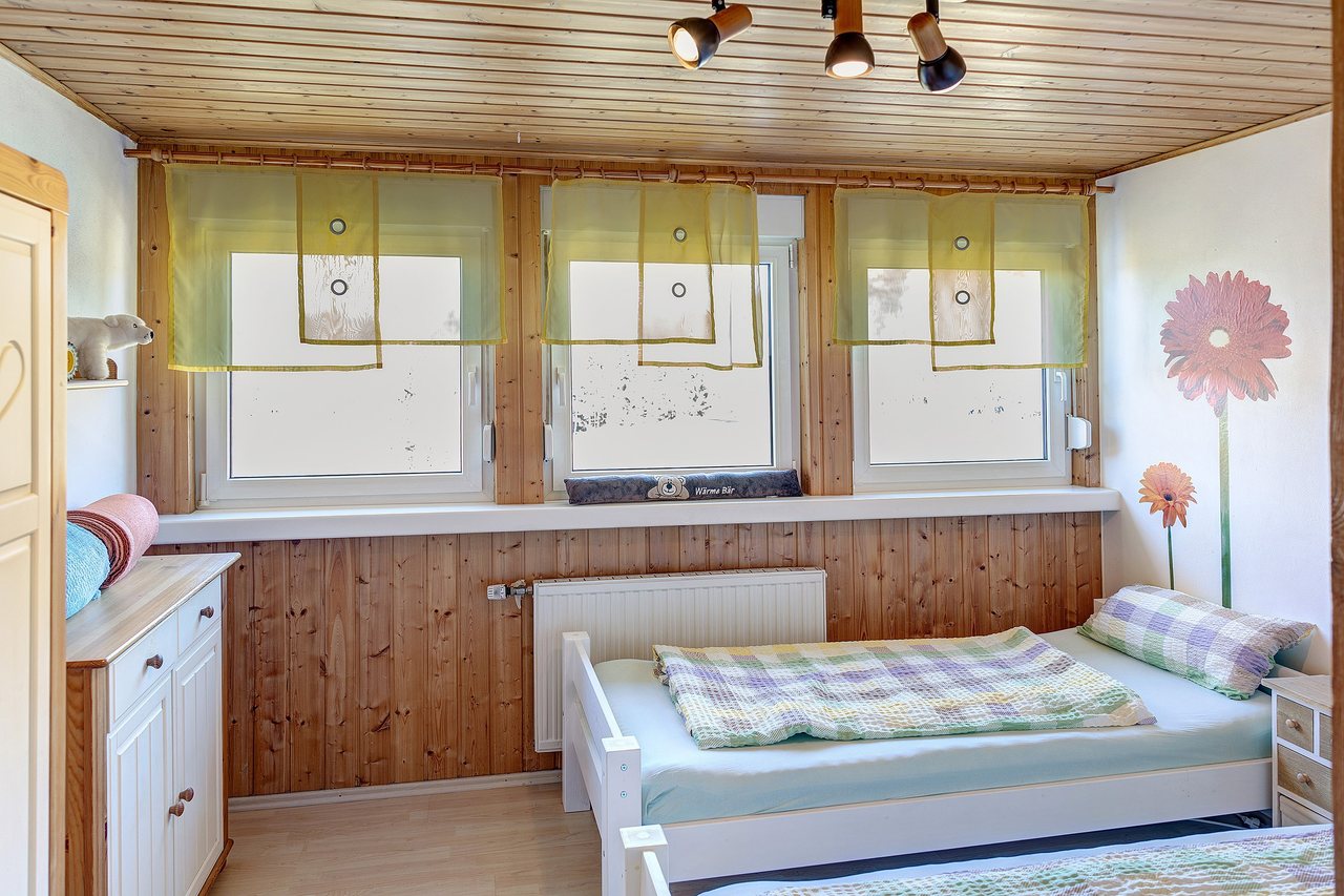 Schlafzimmer mit Doppelbett und Küchenzeile, Fewo Tanja’s Blumenparadies in Hollfeld, Bayern