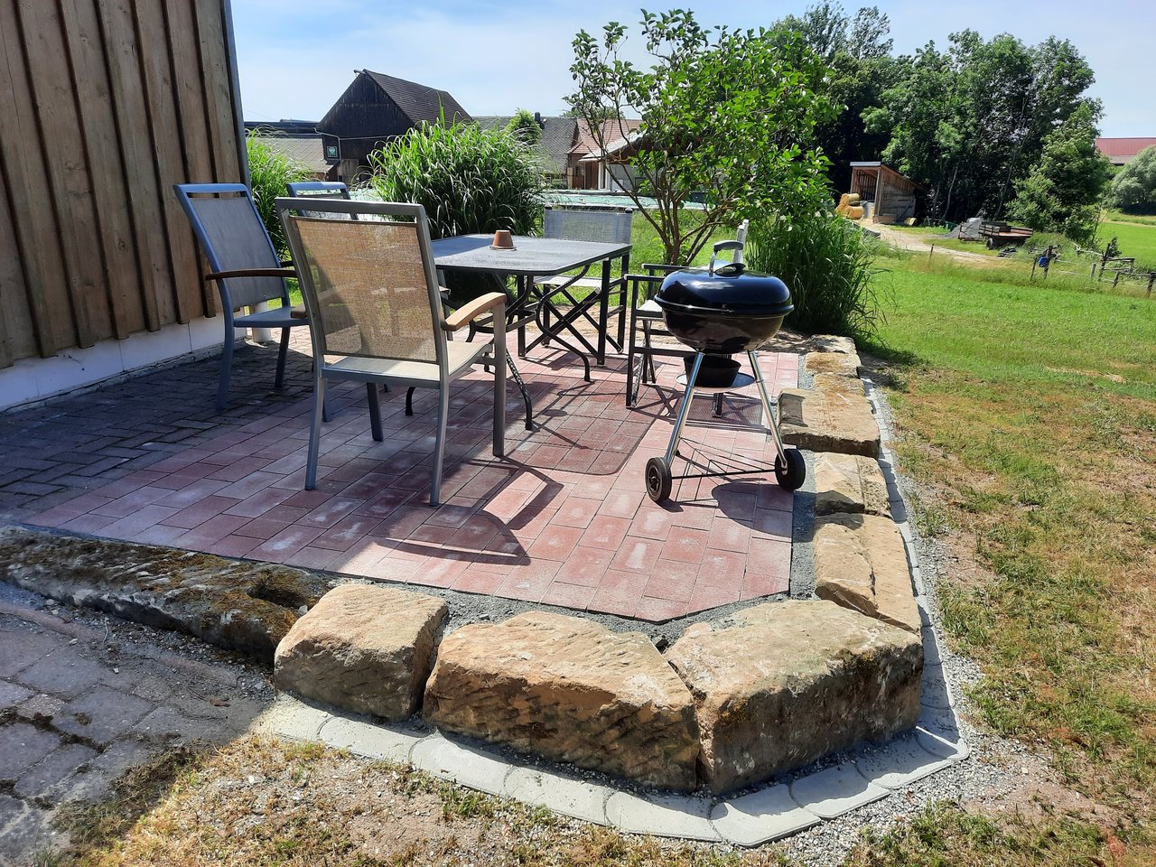 Terrasse mit Sitzgruppe und Grill, Fewo Tanja’s Blumenparadies in Hollfeld, Bayern