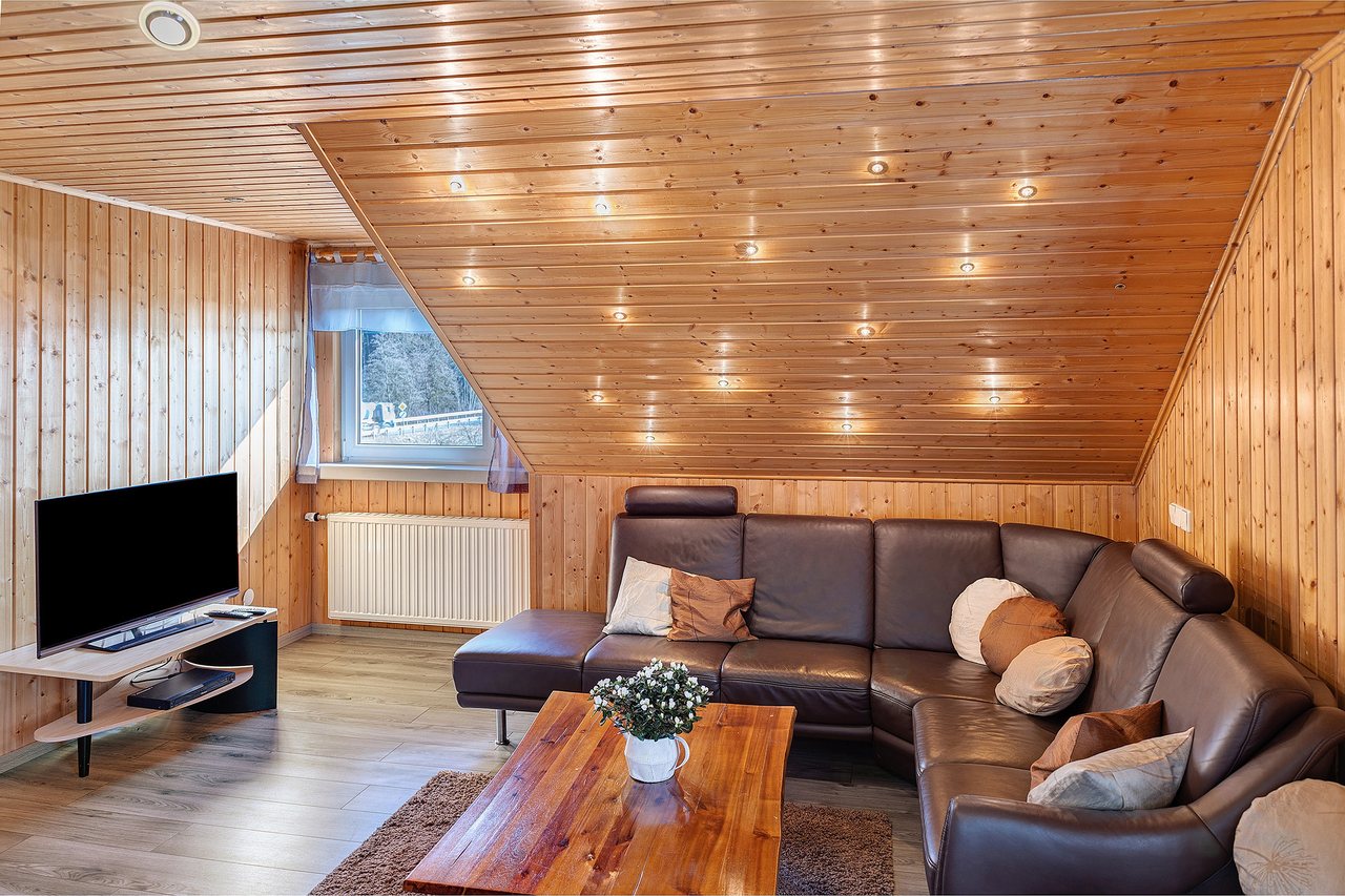 Wohnbereich mit Ecksofa, Fewo Tanja’s Blumenparadies in Hollfeld, Bayern