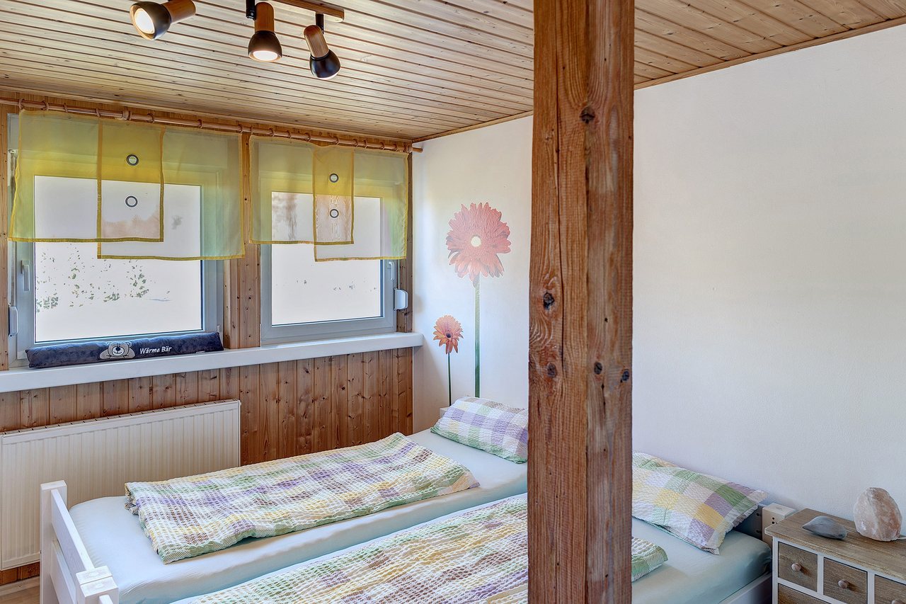 Schlafzimmer mit Doppelbett, Fewo Tanja’s Blumenparadies in Hollfeld, Bayern