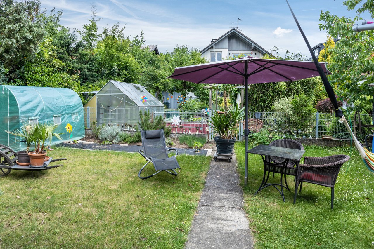 Garten mit Sonnenschirm und Gewächshaus, A Casa Alfred Kemmern in Kemmern, Bayern