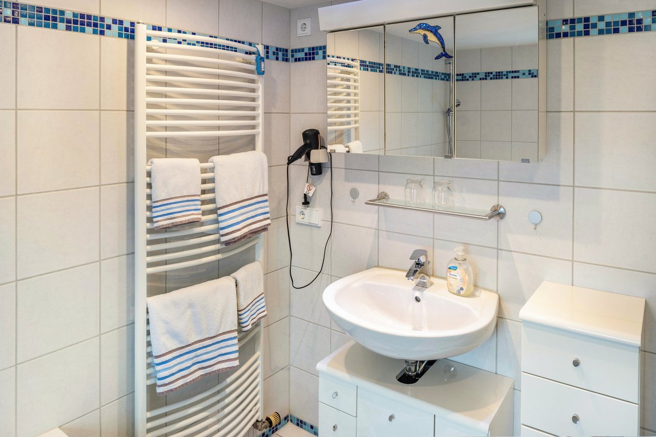Badezimmer mit Dusche und Waschbecken, A Casa Alfred Kemmern in Kemmern, Bayern