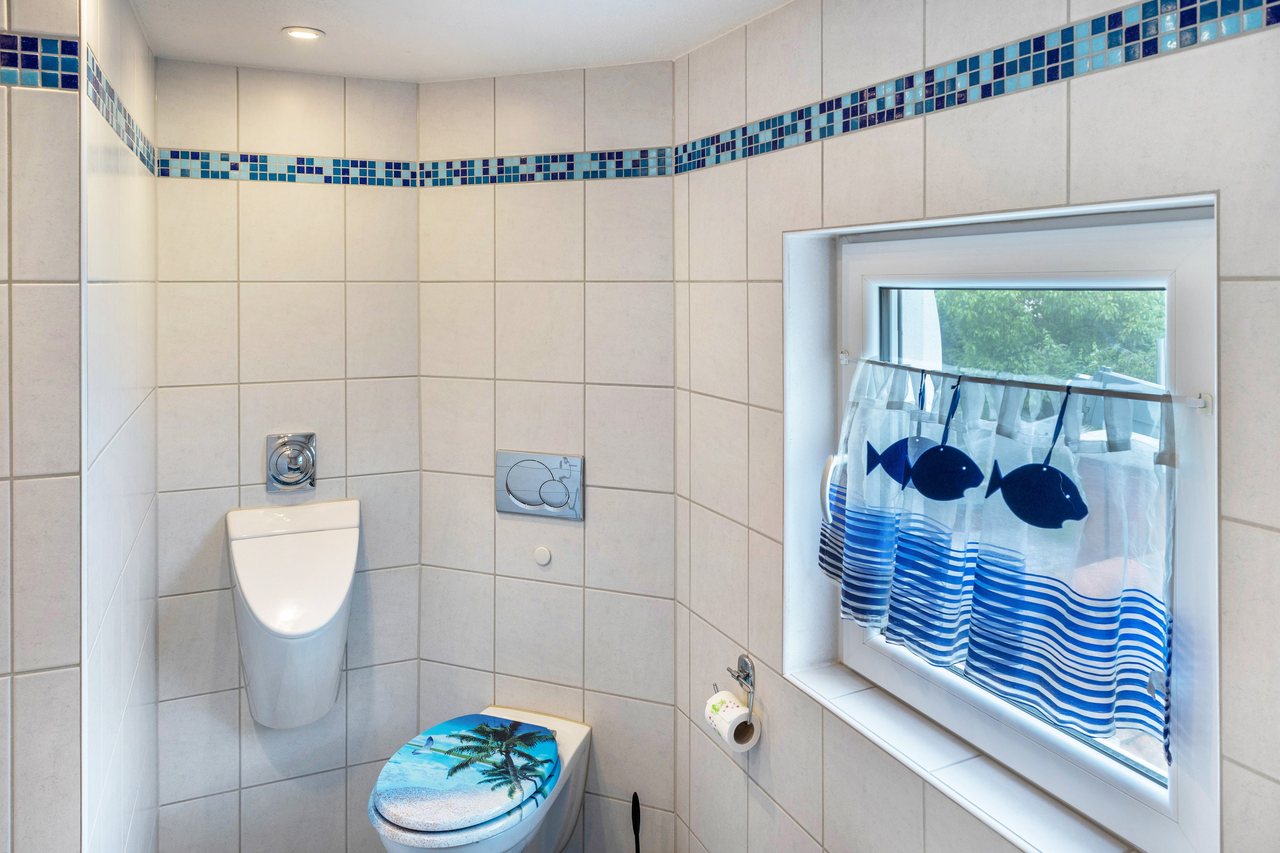 Badezimmer mit WC, A Casa Alfred Kemmern in Kemmern, Bayern