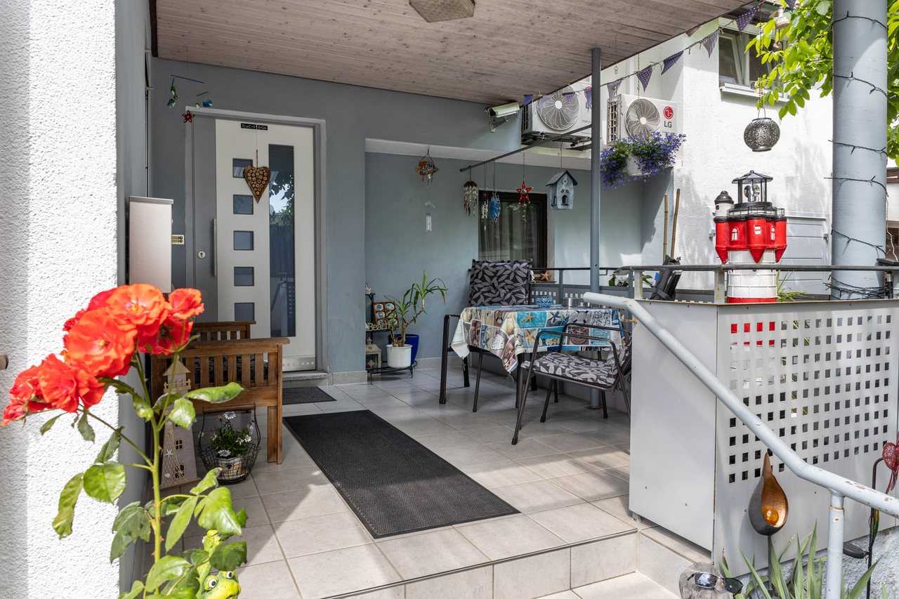 Überdachter Eingangsbereich mit Sitzplatz, A Casa Alfred Kemmern in Kemmern, Bayern