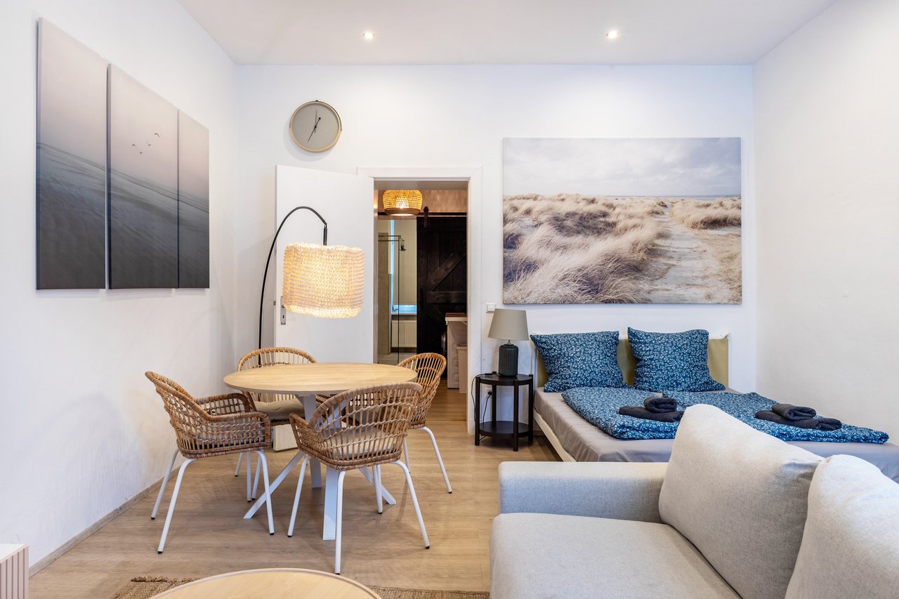 Wohn- und Essbereich mit Rundtisch, Cosy Apartment im Weddinger Herz in Berlin
