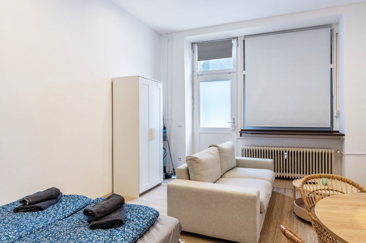 Wohnbereich mit Sofa am Fenster, Cosy Apartment im Weddinger Herz in Berlin