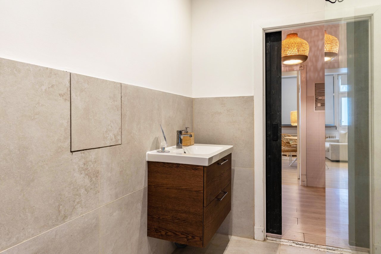 Badezimmer mit Waschtisch, Cosy Apartment im Weddinger Herz in Berlin