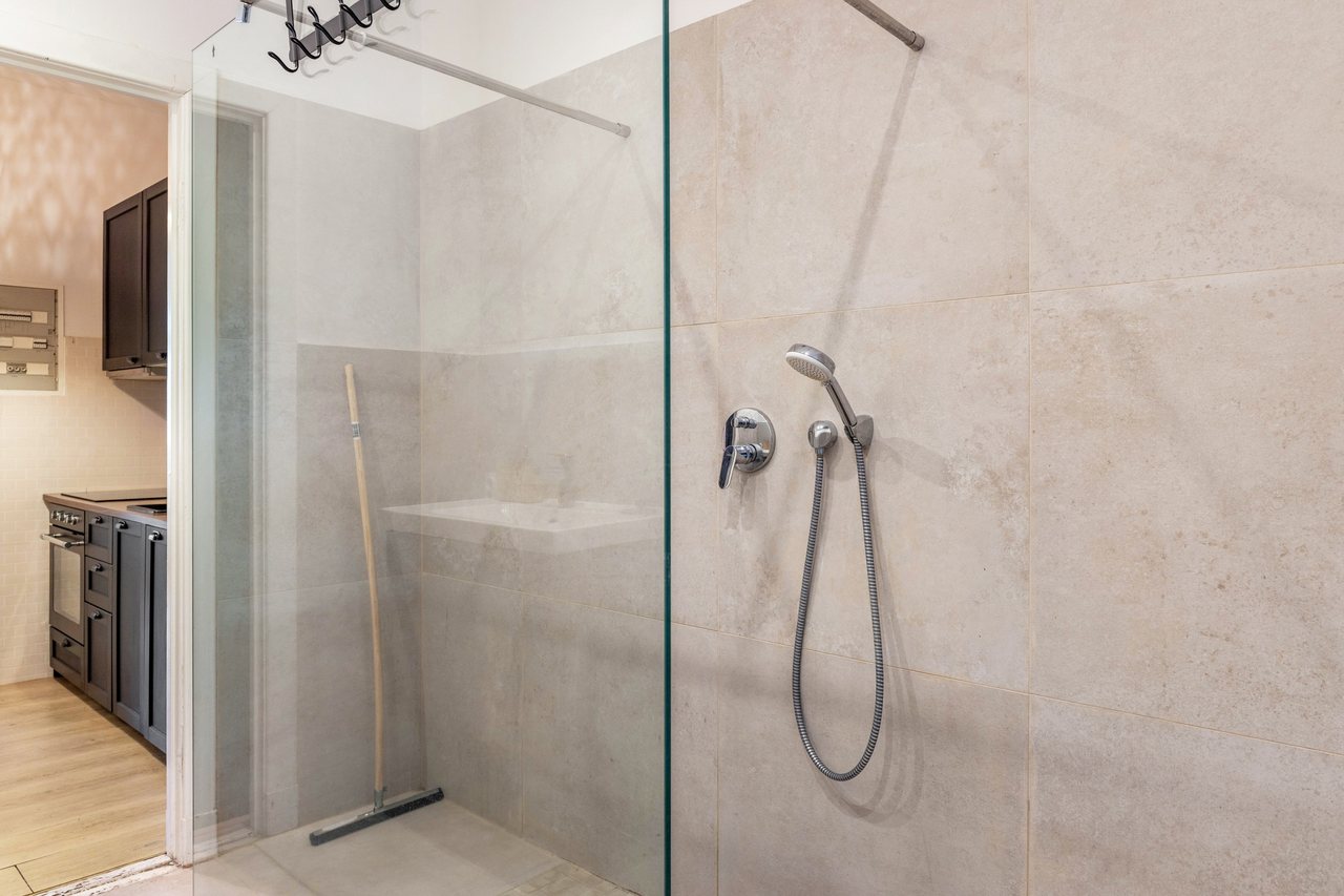 Badezimmer mit ebenerdiger Dusche, Cosy Apartment im Weddinger Herz in Berlin