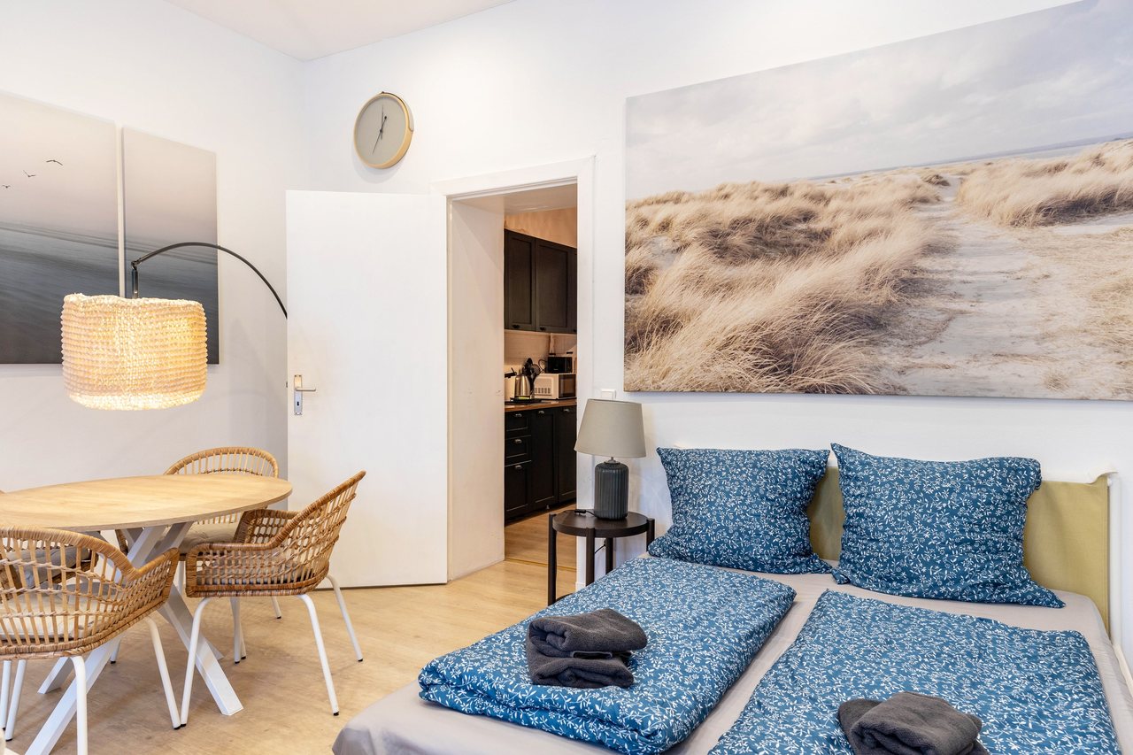 Wohn- und Essbereich mit Bett und Rundtisch, Cosy Apartment im Weddinger Herz in Berlin