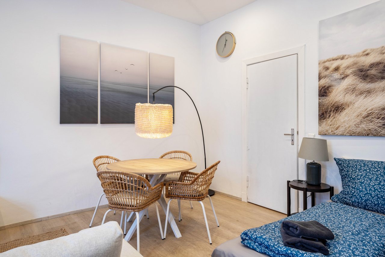 Wohnbereich mit Sofa und Esstisch, Cosy Apartment im Weddinger Herz in Berlin