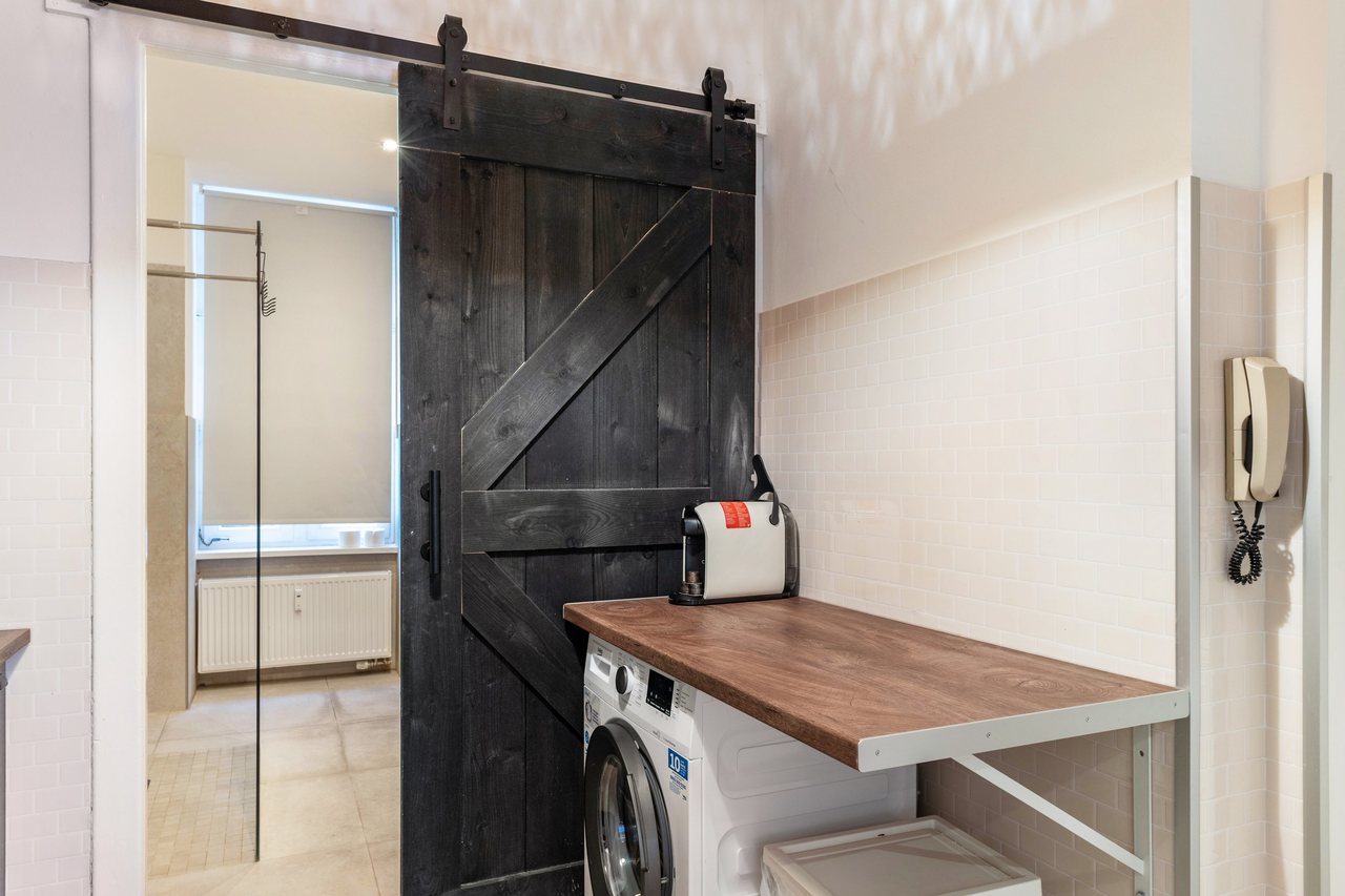 Flur mit Schiebetür und Waschmaschine, Cosy Apartment im Weddinger Herz in Berlin