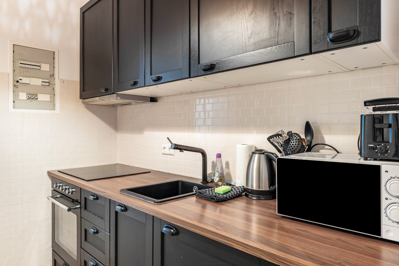Küchenzeile mit Mikrowelle, Cosy Apartment im Weddinger Herz in Berlin