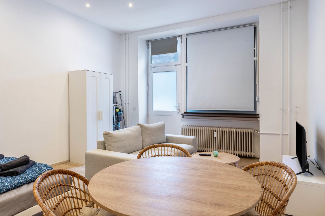 Essbereich mit Rundtisch am Fenster, Cosy Apartment im Weddinger Herz in Berlin