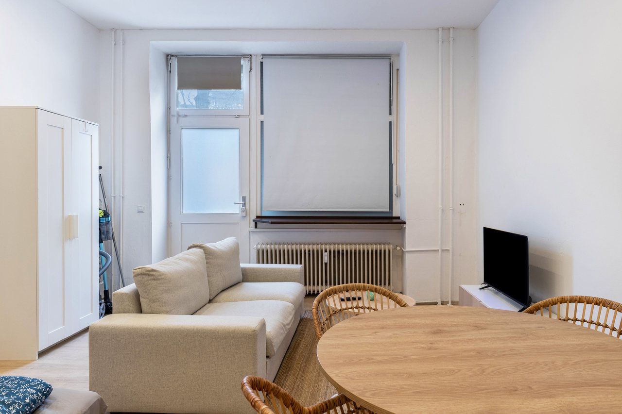 Wohnbereich mit Sofa am Fenster, Cosy Apartment im Weddinger Herz in Berlin