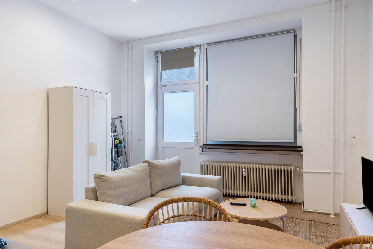 Wohnbereich mit Sofa und Esstisch, Cosy Apartment im Weddinger Herz in Berlin