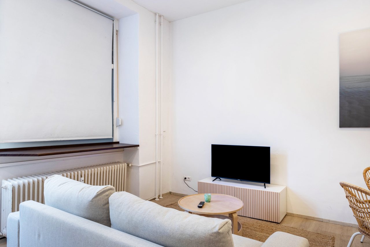 Wohnbereich mit Sofa und Fernseher, Cosy Apartment im Weddinger Herz in Berlin