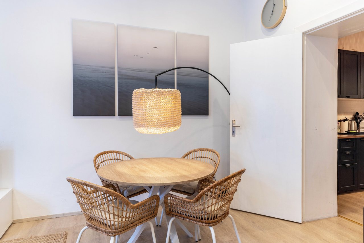 Essbereich mit Rundtisch und Stehlampe, Cosy Apartment im Weddinger Herz in Berlin