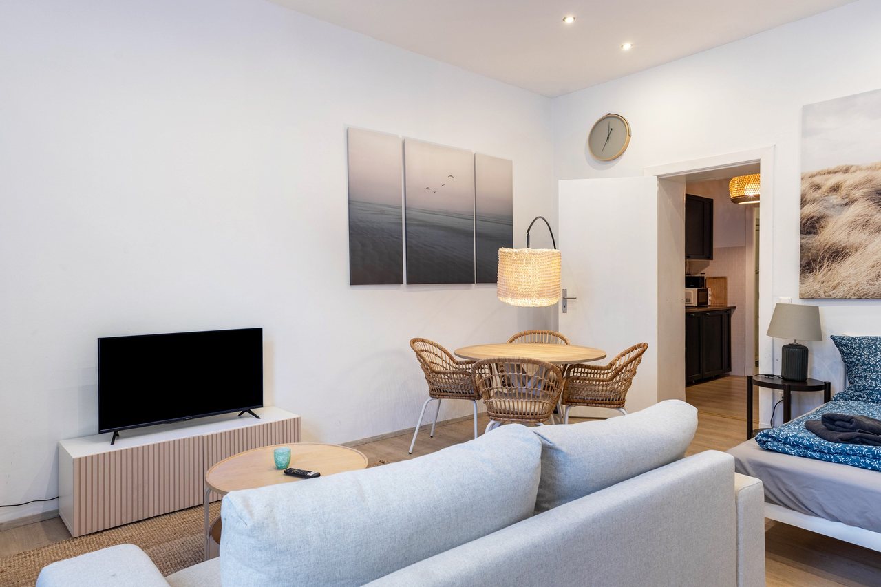 Wohnbereich mit Sofa und Fernseher, Cosy Apartment im Weddinger Herz in Berlin