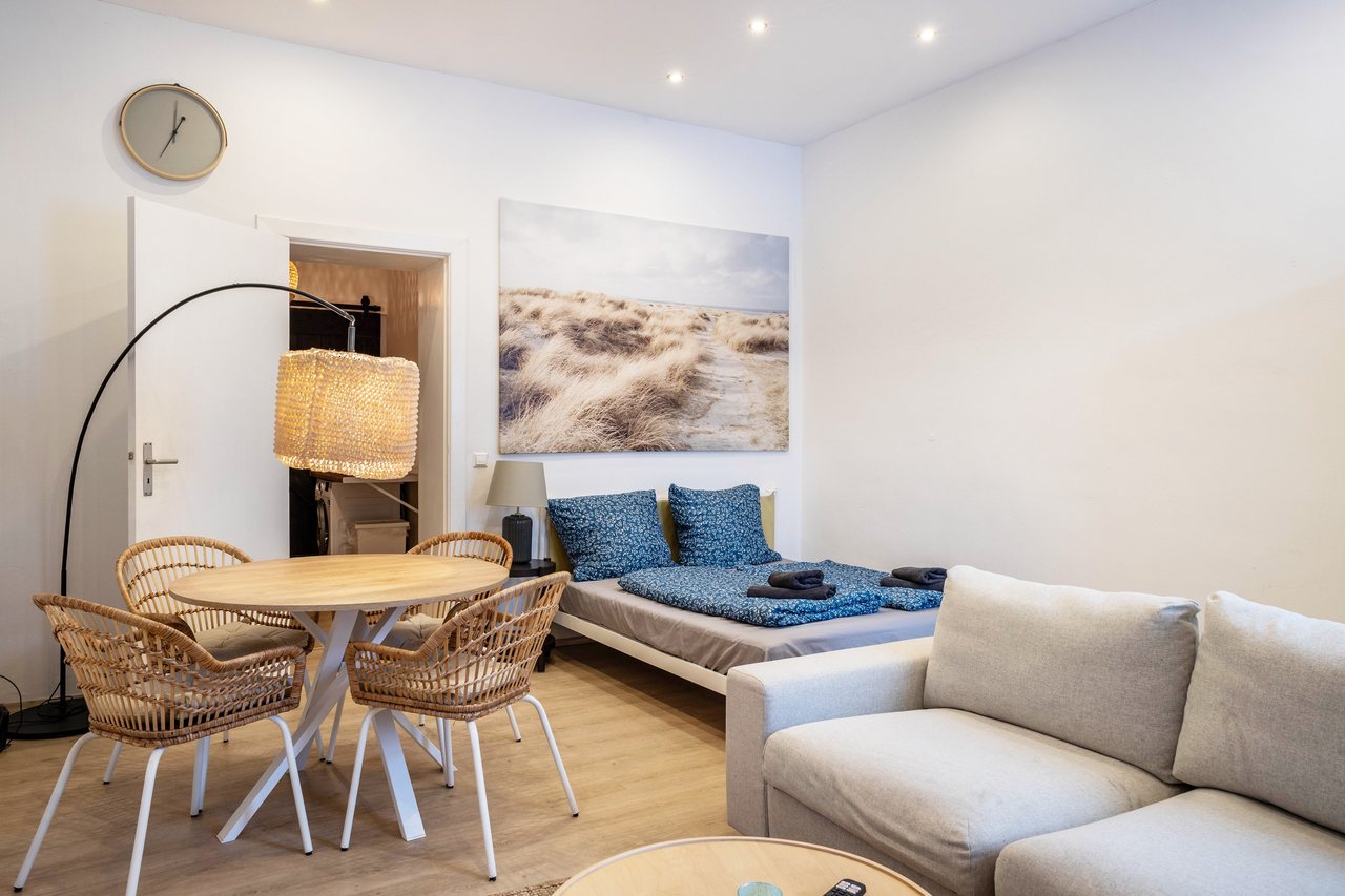 Wohn- und Essbereich mit Sofa und Rundtisch, Cosy Apartment im Weddinger Herz in Berlin
