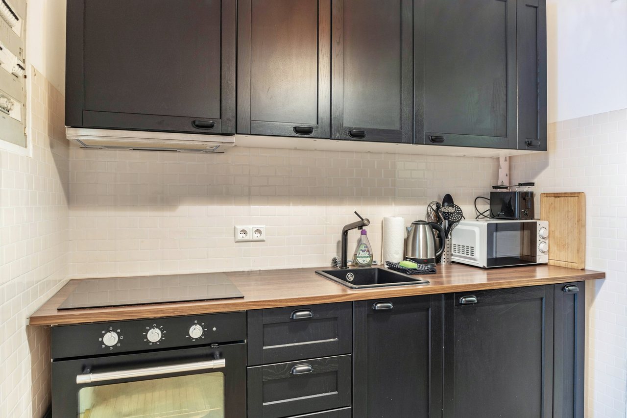 Küchenzeile mit Backofen, Cosy Apartment im Weddinger Herz in Berlin