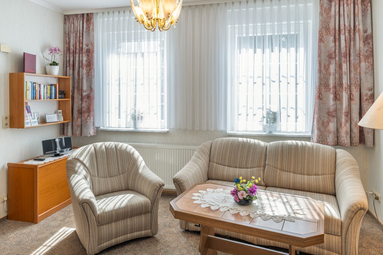 Wohnzimmer mit Sofa, Sessel und Lüster, Ferienwohnung Eins in Bad Wilsnack, Brandenburg, Bad Wilsnack, Prignitz, Brandenburg