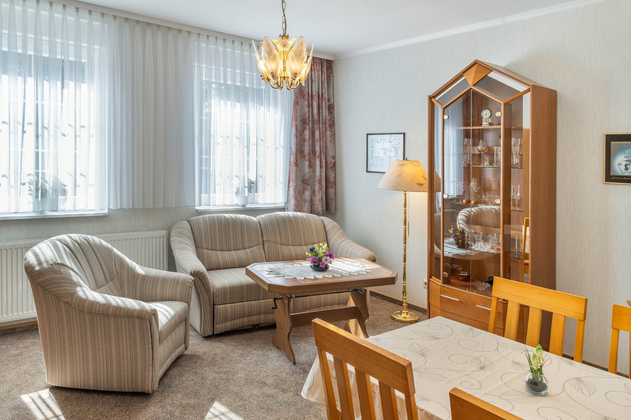 Wohnzimmer mit Vitrine und Blick zum Essplatz, Ferienwohnung Eins in Bad Wilsnack, Brandenburg, Bad Wilsnack, Prignitz, Brandenburg