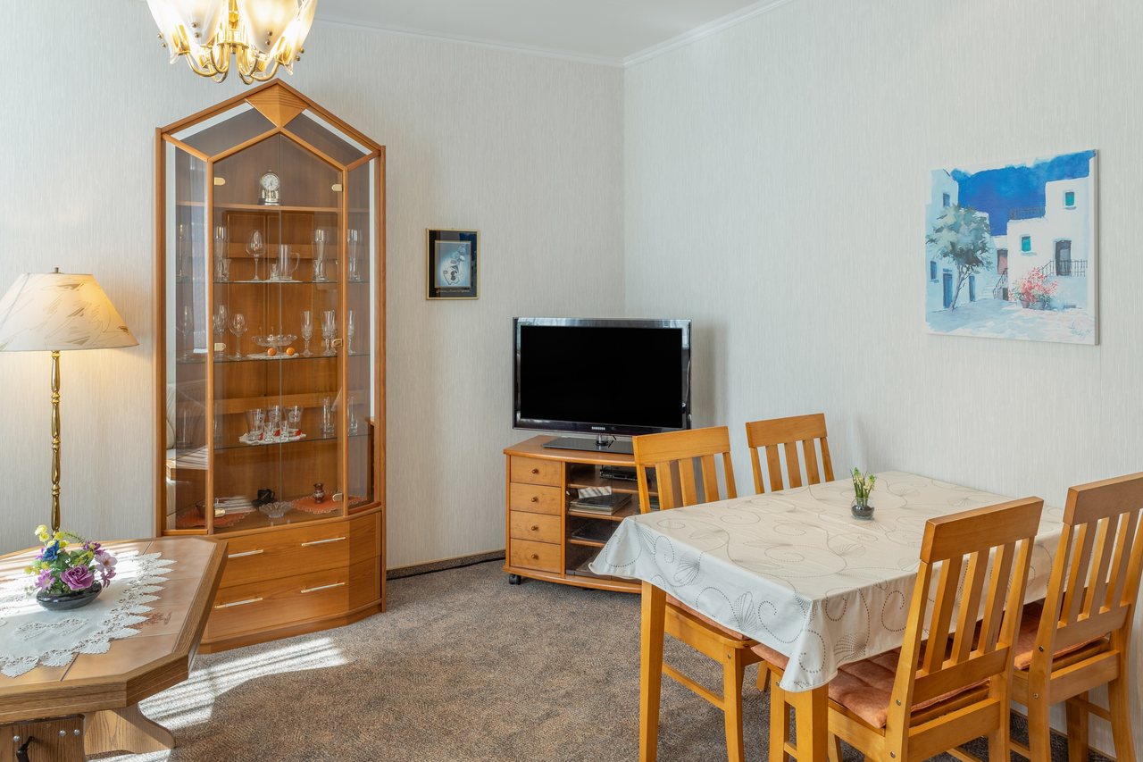 Wohn- und Essbereich mit Vitrine und Fernseher, Ferienwohnung Eins in Bad Wilsnack, Brandenburg, Bad Wilsnack, Prignitz, Brandenburg