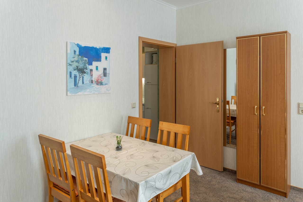 Essplatz mit Kleiderschrank, Ferienwohnung Eins in Bad Wilsnack, Brandenburg, Bad Wilsnack, Prignitz, Brandenburg