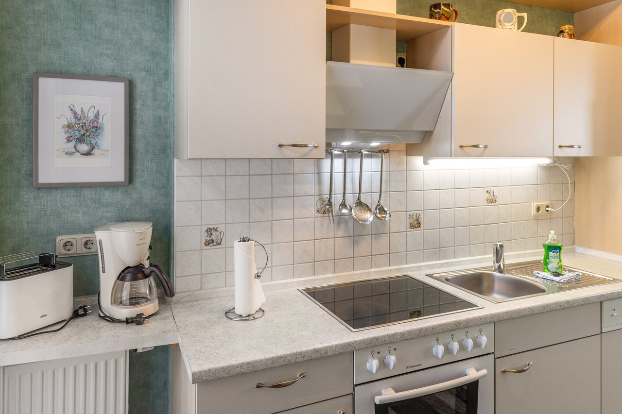 Küchenzeile mit Kochfeld und Kaffeemaschine, Ferienwohnung Eins in Bad Wilsnack, Brandenburg, Bad Wilsnack, Prignitz, Brandenburg