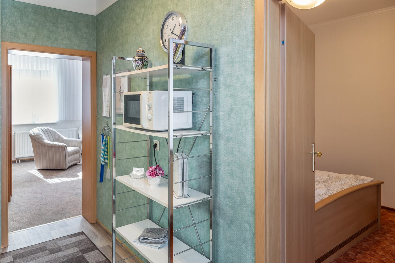 Durchgang mit Blick in Wohnzimmer und Schlafzimmer, Ferienwohnung Eins in Bad Wilsnack, Brandenburg, Bad Wilsnack, Prignitz, Brandenburg