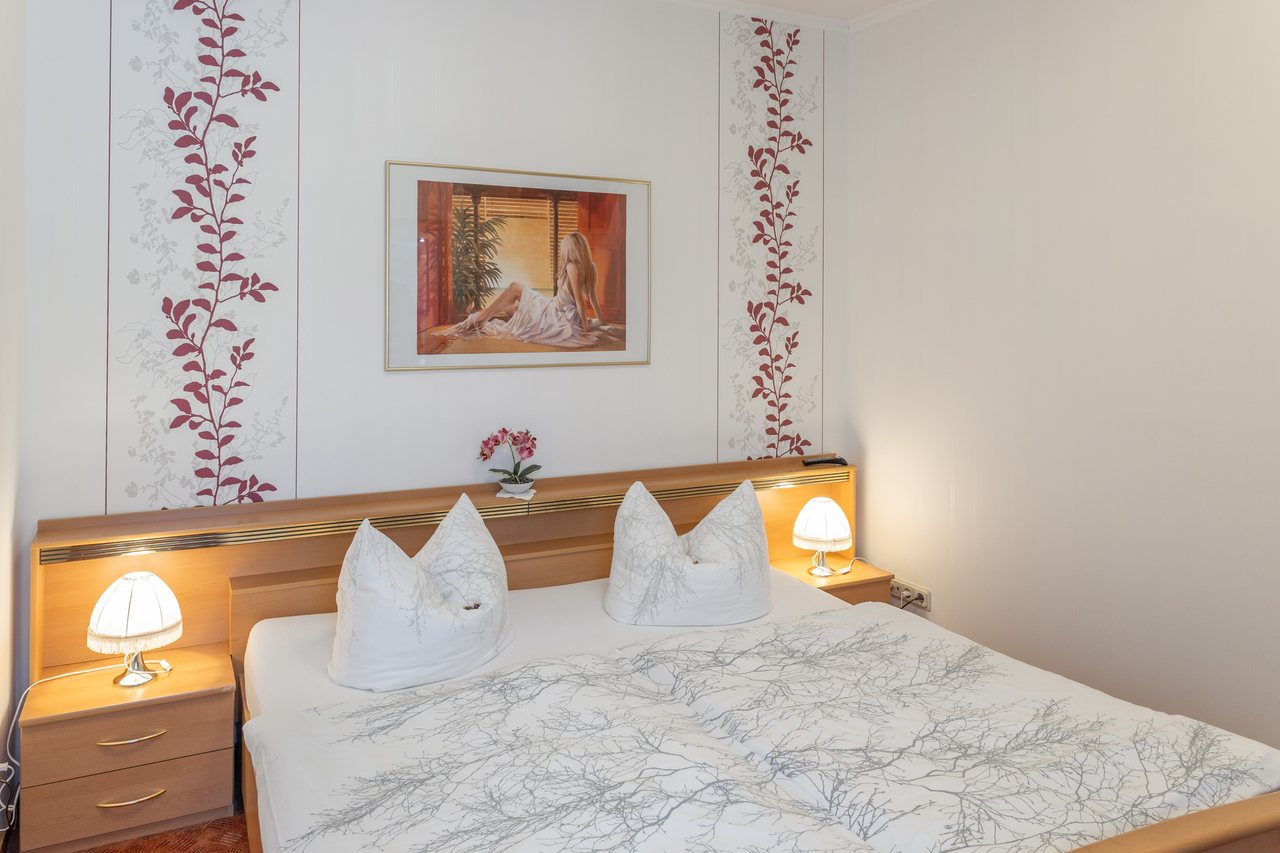Schlafzimmer mit Doppelbett und Nachttischlampen, Ferienwohnung Eins in Bad Wilsnack, Brandenburg, Bad Wilsnack, Prignitz, Brandenburg