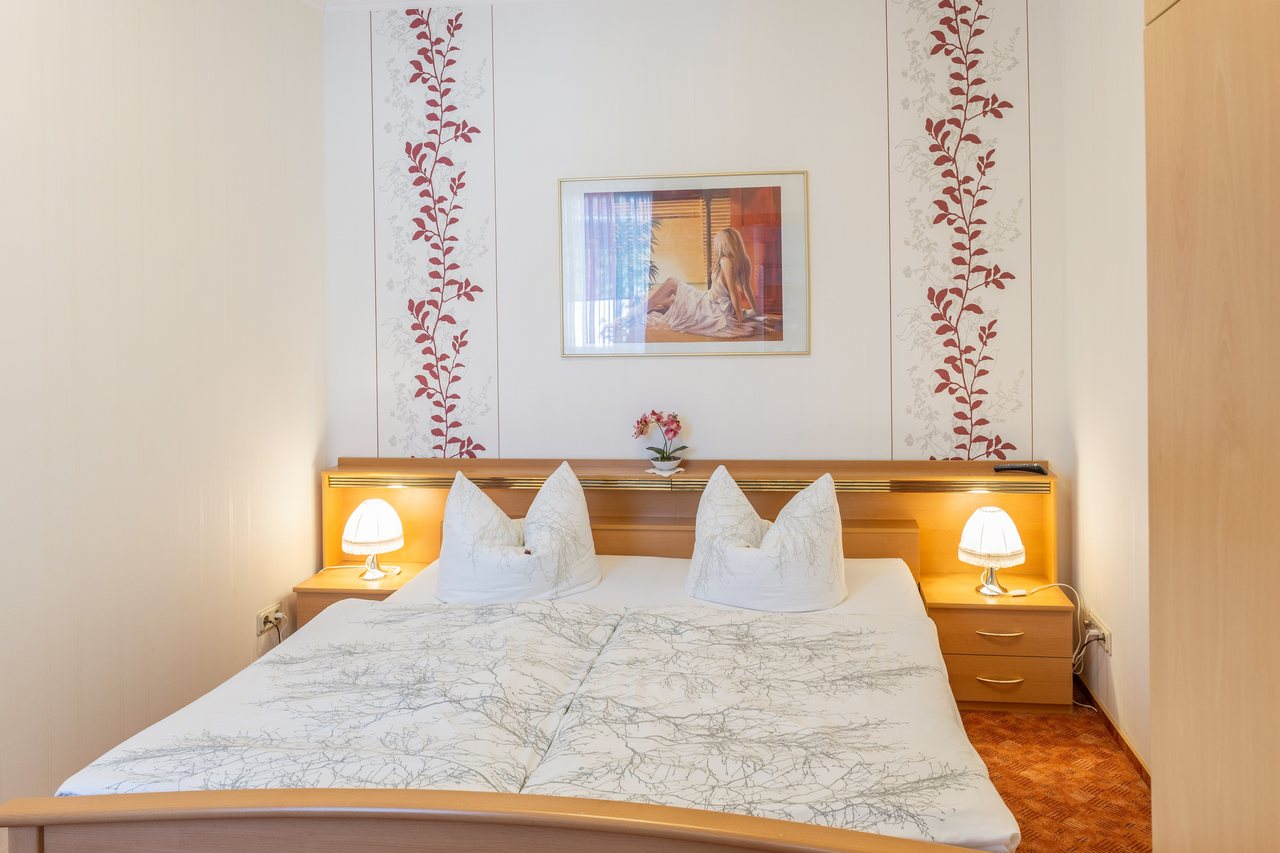 Schlafzimmer, Blick auf das Doppelbett, Ferienwohnung Eins in Bad Wilsnack, Brandenburg, Bad Wilsnack, Prignitz, Brandenburg