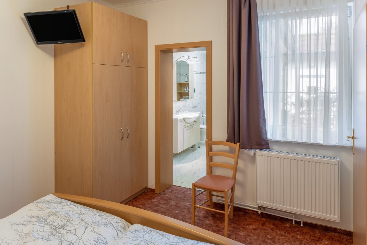 Schlafzimmer mit Kleiderschrank und Blick ins Bad, Ferienwohnung Eins in Bad Wilsnack, Brandenburg, Bad Wilsnack, Prignitz, Brandenburg