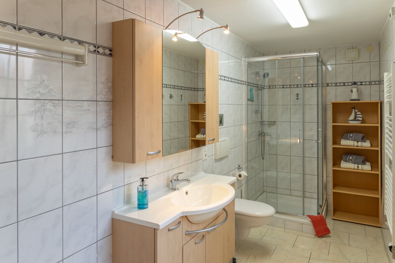Duschbad mit Waschtisch und Regal, Ferienwohnung Eins in Bad Wilsnack, Brandenburg, Bad Wilsnack, Prignitz, Brandenburg