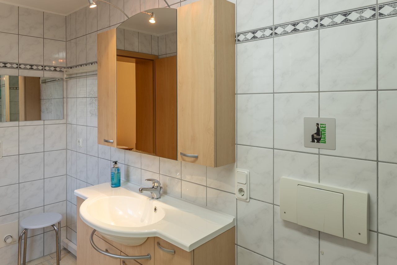 Badezimmer mit Waschtisch, Ferienwohnung Eins in Bad Wilsnack, Brandenburg, Bad Wilsnack, Prignitz, Brandenburg