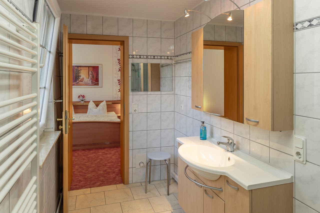 Badezimmer mit Blick ins Schlafzimmer, Ferienwohnung Eins in Bad Wilsnack, Brandenburg, Bad Wilsnack, Prignitz, Brandenburg