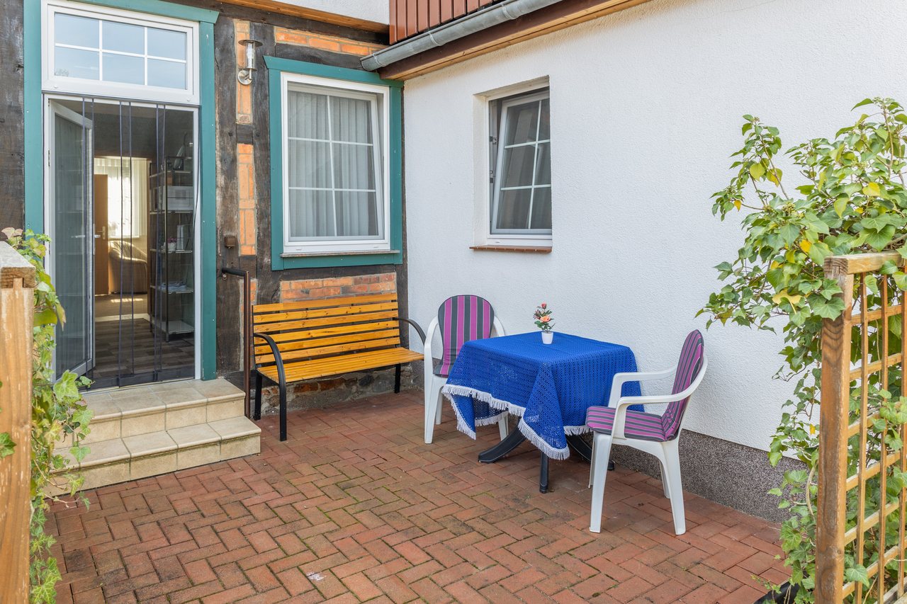 Terrasse im Hof mit Sitzgruppe und Bank, Ferienwohnung Eins in Bad Wilsnack, Brandenburg, Bad Wilsnack, Prignitz, Brandenburg