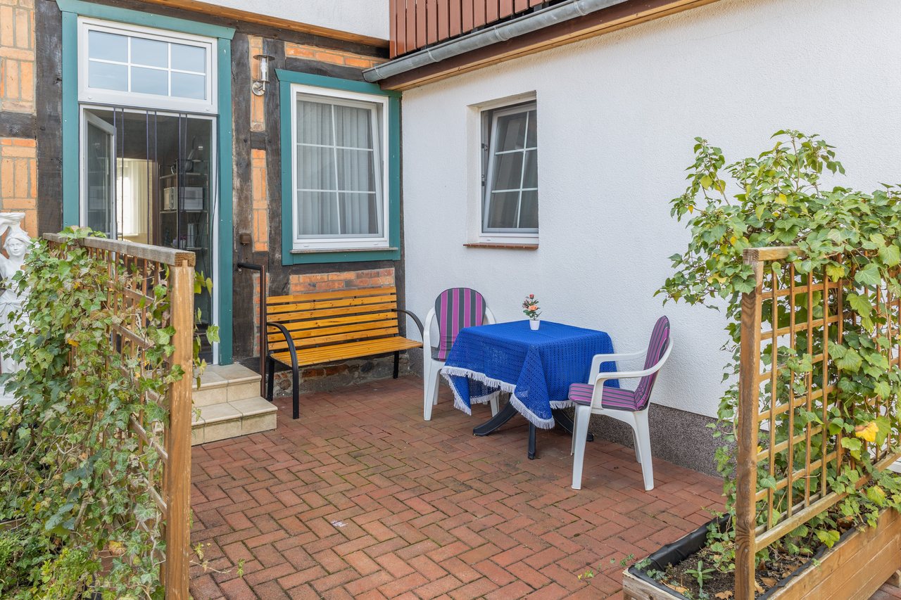 Terrasse im Hof mit Tisch und Stühlen, Ferienwohnung Eins in Bad Wilsnack, Brandenburg, Bad Wilsnack, Prignitz, Brandenburg