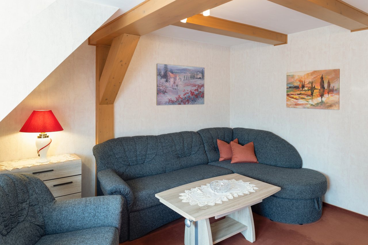 Ecksofa unter der Dachschräge, Ferienwohnung Zwei in Bad Wilsnack, Brandenburg, Bad Wilsnack, Prignitz, Brandenburg