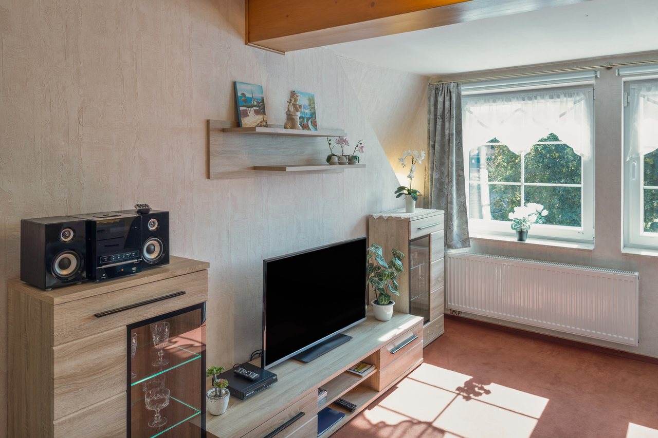 Wohnzimmer mit Fernseher und Fensterfront, Ferienwohnung Zwei in Bad Wilsnack, Brandenburg, Bad Wilsnack, Prignitz, Brandenburg