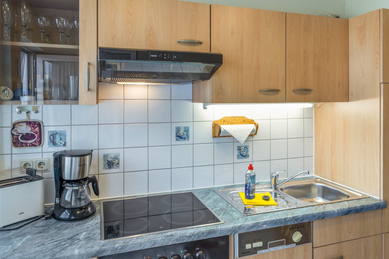 Küchenzeile mit Kochfeld und Kaffeemaschine, Ferienwohnung Zwei in Bad Wilsnack, Brandenburg, Bad Wilsnack, Prignitz, Brandenburg