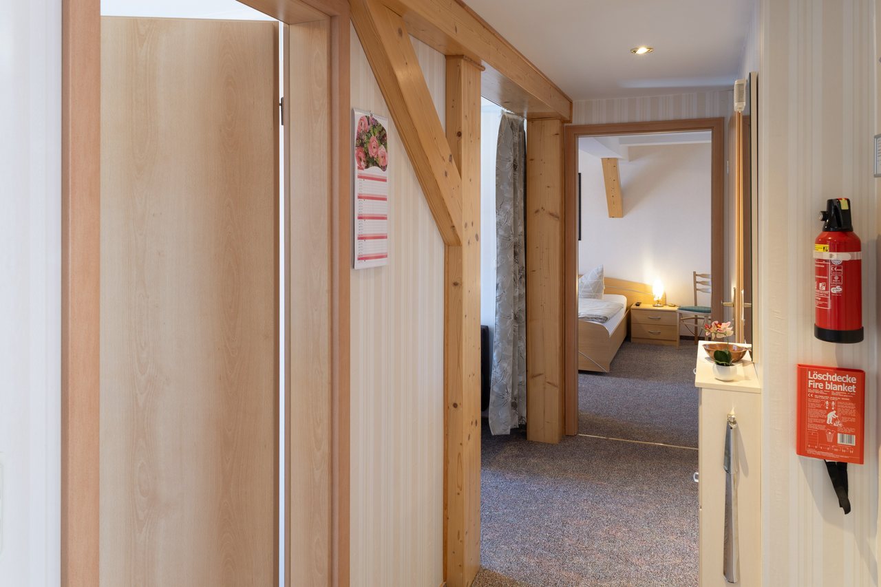 Flur mit Holzbalken und Blick ins Schlafzimmer, Ferienwohnung Zwei in Bad Wilsnack, Brandenburg, Bad Wilsnack, Prignitz, Brandenburg