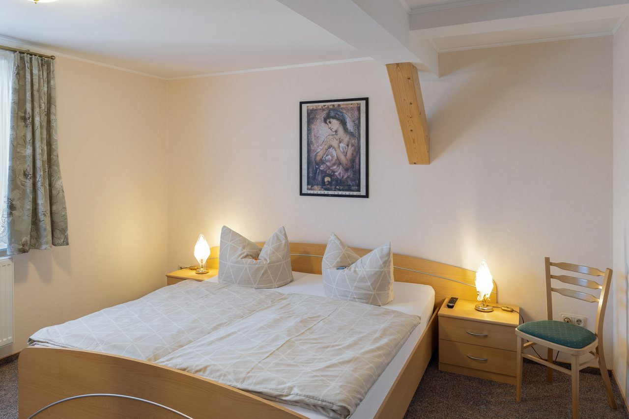 Schlafzimmer mit Doppelbett und Nachttischlampen, Ferienwohnung Zwei in Bad Wilsnack, Brandenburg, Bad Wilsnack, Prignitz, Brandenburg