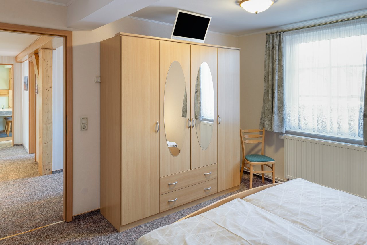 Schlafzimmer mit Kleiderschrank, Ferienwohnung Zwei in Bad Wilsnack, Brandenburg, Bad Wilsnack, Prignitz, Brandenburg