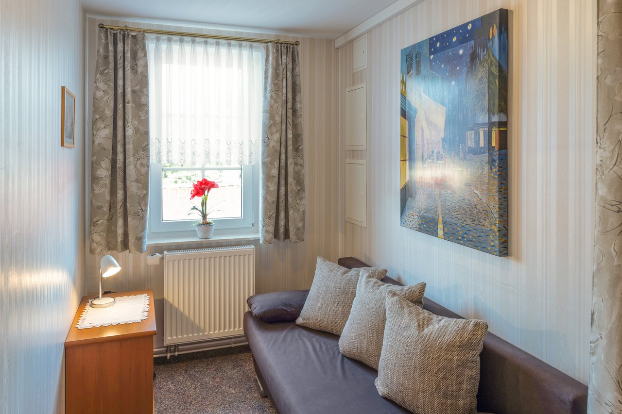 Zimmer mit Schlafsofa und Wandbild, Ferienwohnung Zwei in Bad Wilsnack, Brandenburg, Bad Wilsnack, Prignitz, Brandenburg