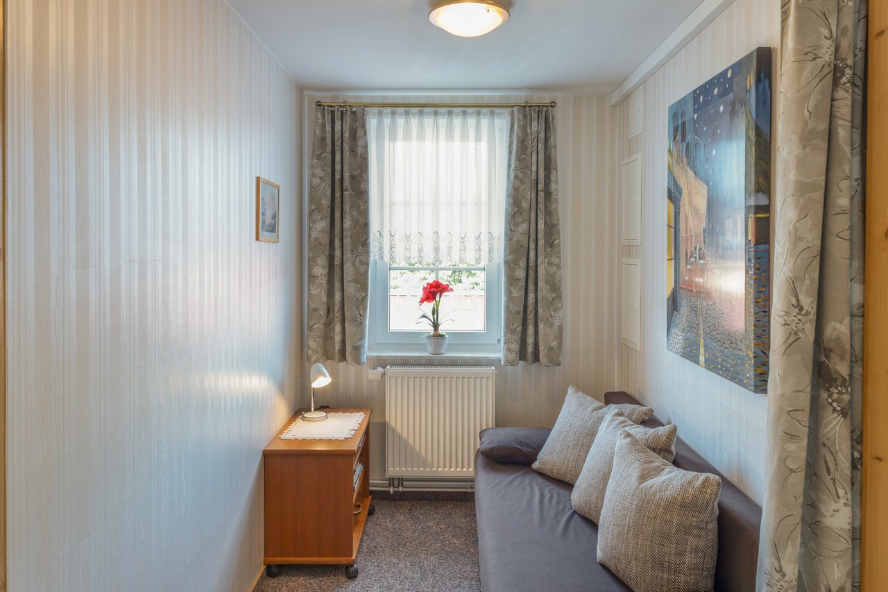 Zimmer mit Schlafsofa am Fenster, Ferienwohnung Zwei in Bad Wilsnack, Brandenburg, Bad Wilsnack, Prignitz, Brandenburg